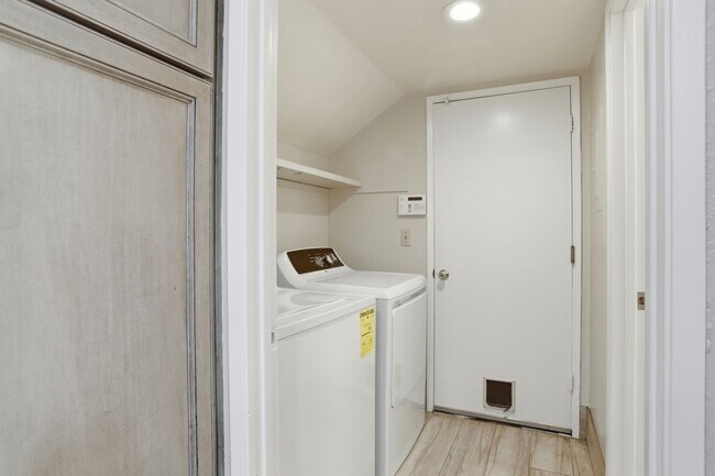 Building Photo - Renovated Los Gatos Townhome