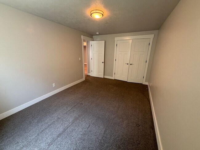 Building Photo - Spacious 6-Bedroom Home for Rent in Lehi