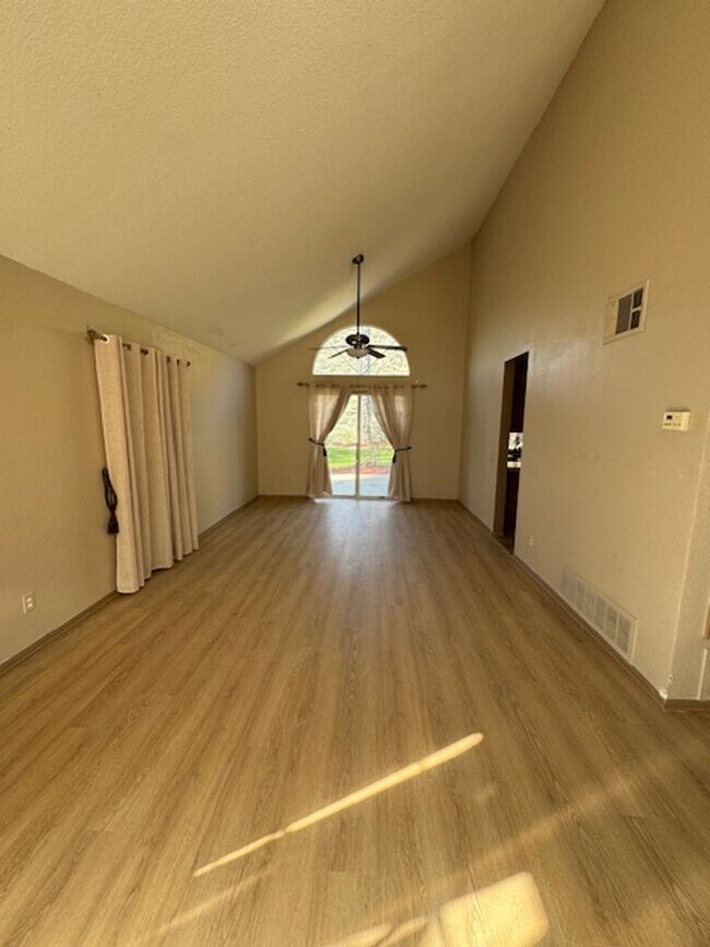 Building Photo - Beautiful 3 Bedroom 2.5 Bath Home!!