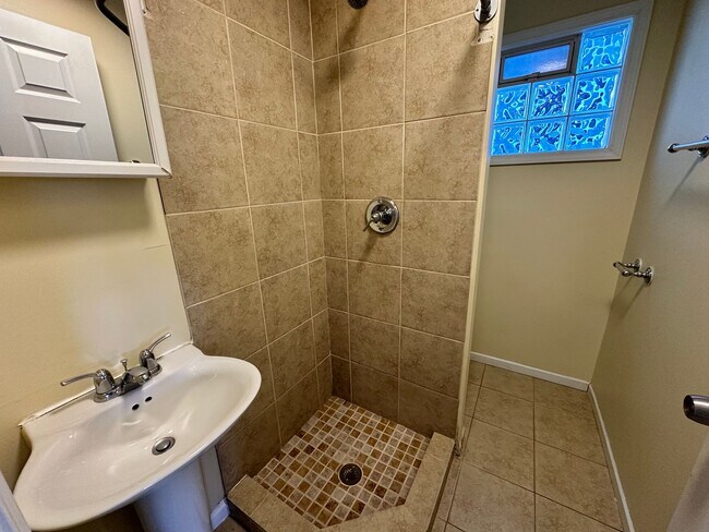 Building Photo - Updated 5-BR, 2-BA Apartment by the U of M Available!