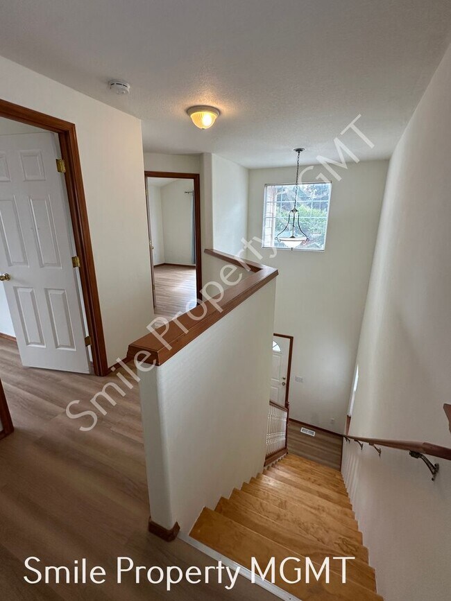 Building Photo - Lovely house with 3 bedrooms and 2.5 bathroom.