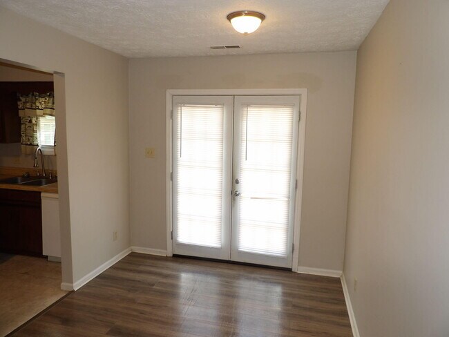Building Photo - 204 Landings Dr