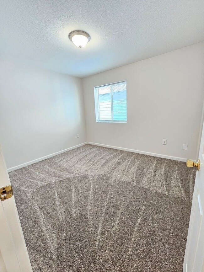 Building Photo - St. John's Townhome - 5 Bedroom, 2 bath Duplex Unit