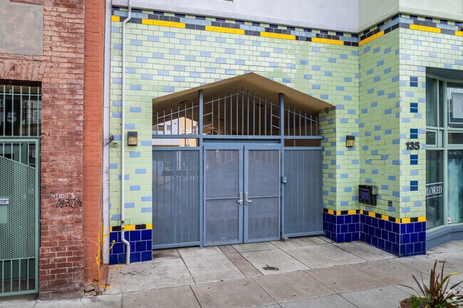 Entrance - 135 Valencia St