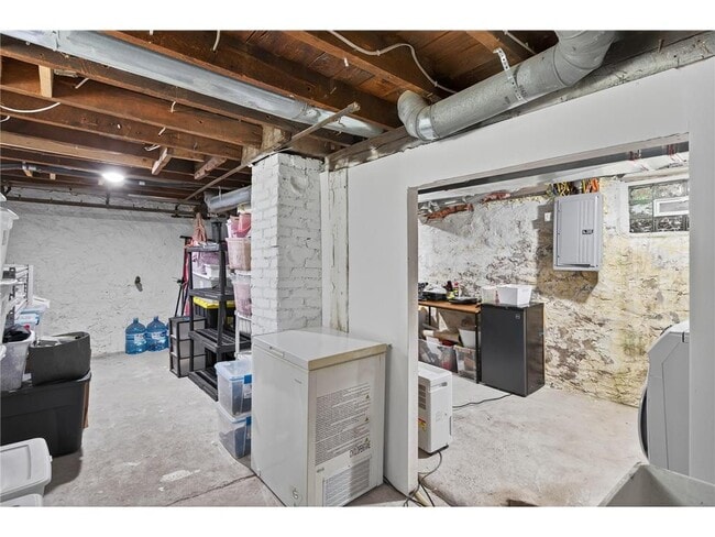 Building Photo - 884 Westminster St