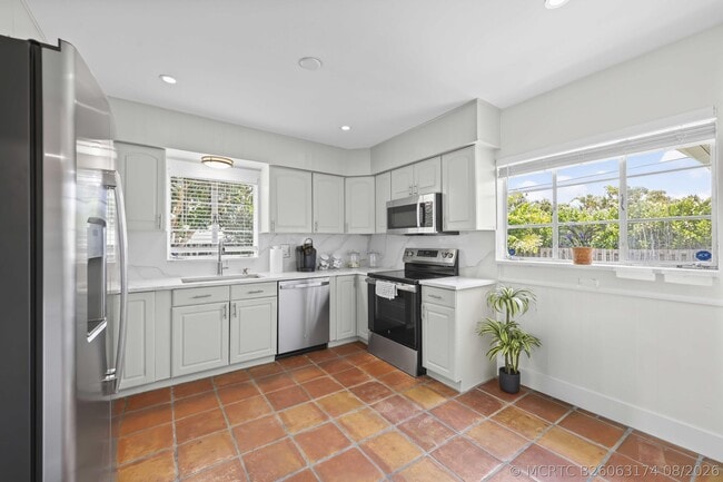 Building Photo - 1714 N Palmway