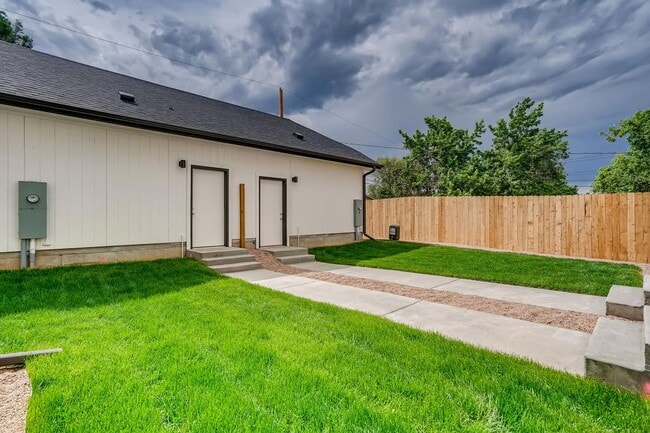 Building Photo - Beautiful 2 Bedroom Townhome