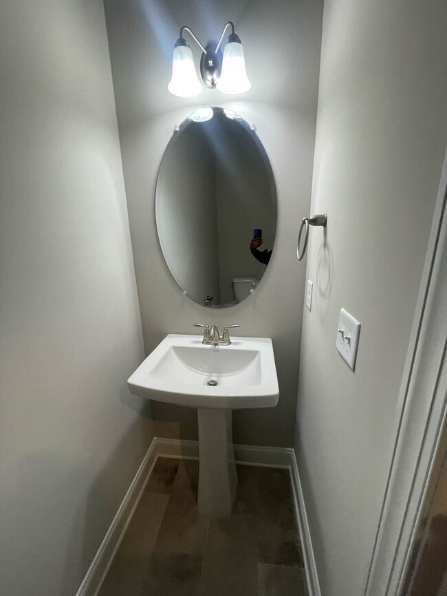 Building Photo - Room in House on Hanover Ct