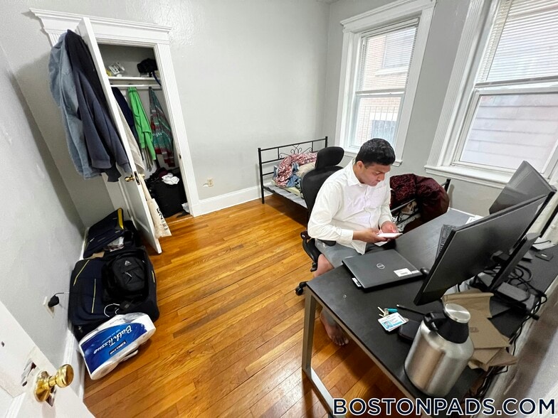 Building Photo - 463 Park Dr