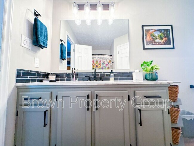 Building Photo - 5813 Bacarro Pl