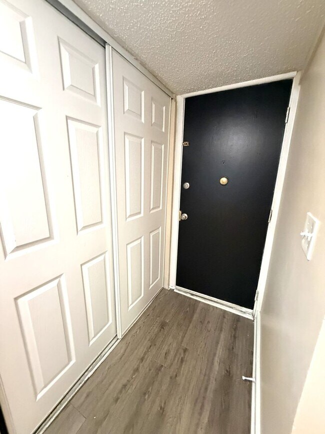 Building Photo - Downstairs 2BR/1BA Riverside Duplex Apartment