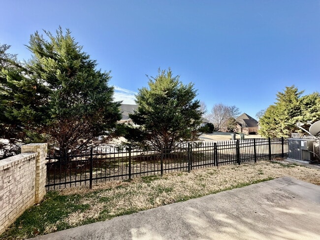 Building Photo - 6613 W Valley View Rd