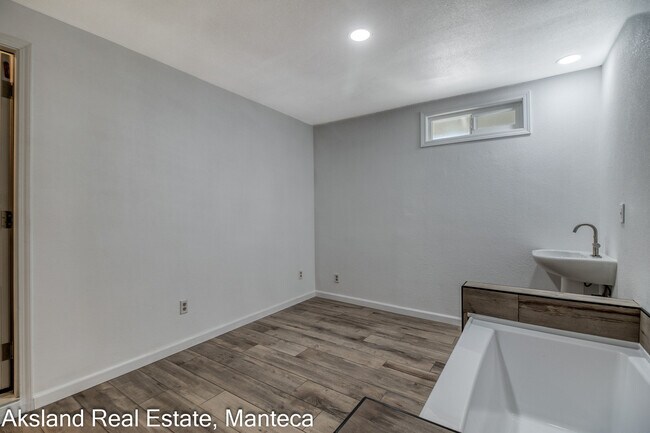 Building Photo - 3009 W Lathrop Rd