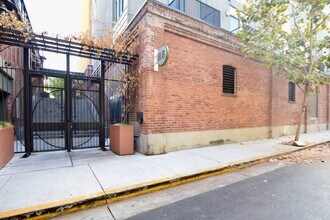 Building Photo - Spacious, Luxurious Modern 2 Bedroom, 2 Bathroom condo on the Top Floor of the Highly Desired Pla...