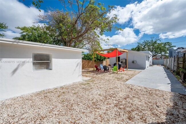 Building Photo - 3016 NW 22nd Ct
