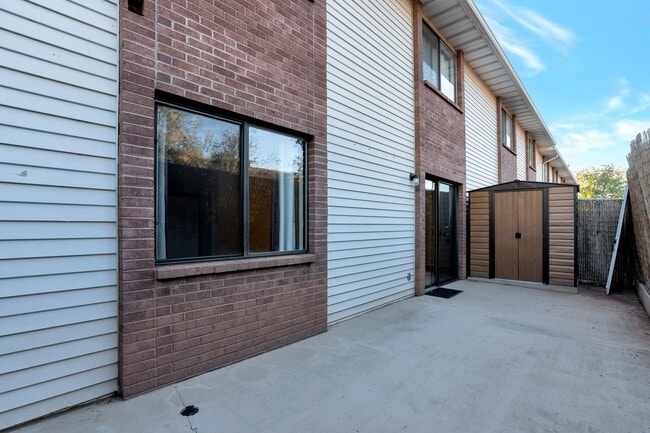 Building Photo - Inviting 2 Bedroom, 1 Bath with Fenced Patio