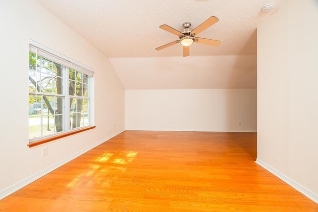 Building Photo - 728 Willow Wood Pl