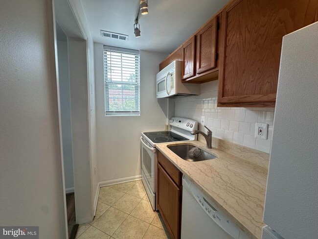 Building Photo - 1816 Queens Ln