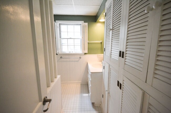 Building Photo - Beautiful 4 Bedroom With Modern and Unique...
