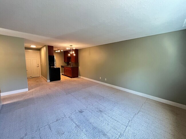 Building Photo - Lovely Private 2Bed + 1Bath Westmoreland Condo!! Secured Entry Building & Parking!