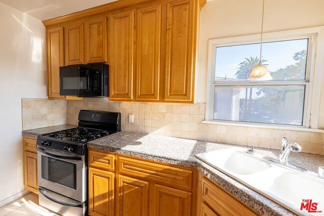 Building Photo - 8537 Cashio St