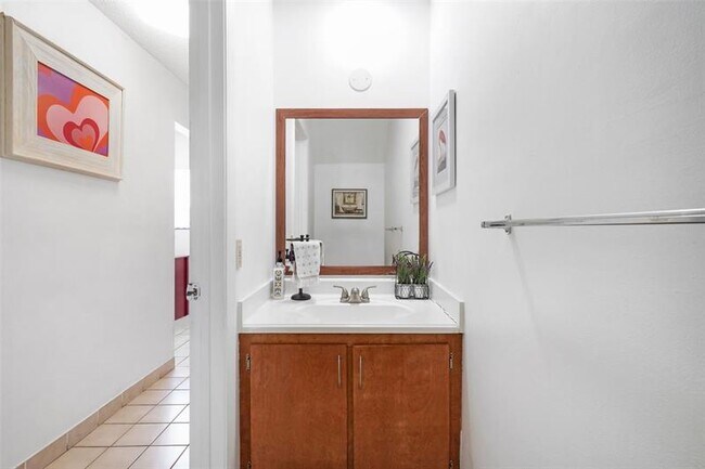 Building Photo - 9468 S Palm Dr