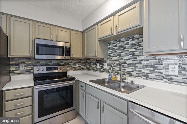 Building Photo - 5030 Finsbury Rd