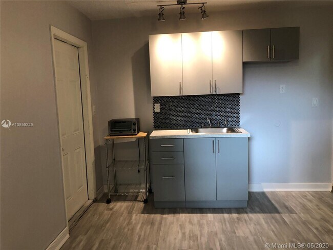 Building Photo - 2620 SW 32nd Ave