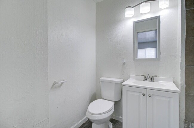 Building Photo - 1501 E Roosevelt St