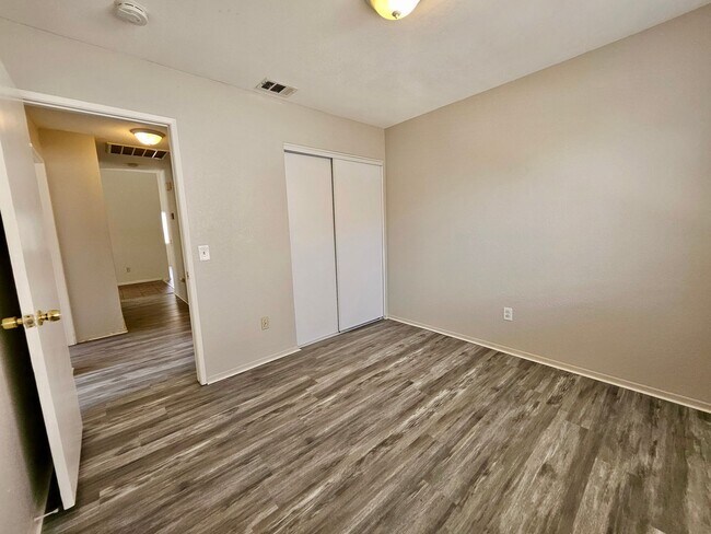 Building Photo - New Listing!