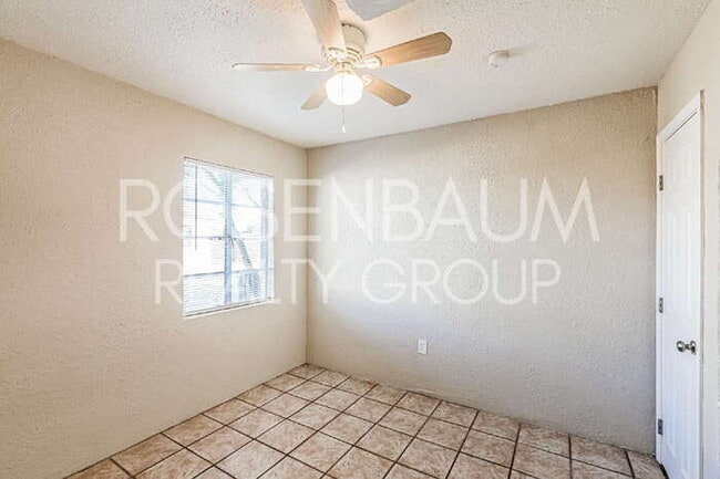 Building Photo - 302 W Flores St