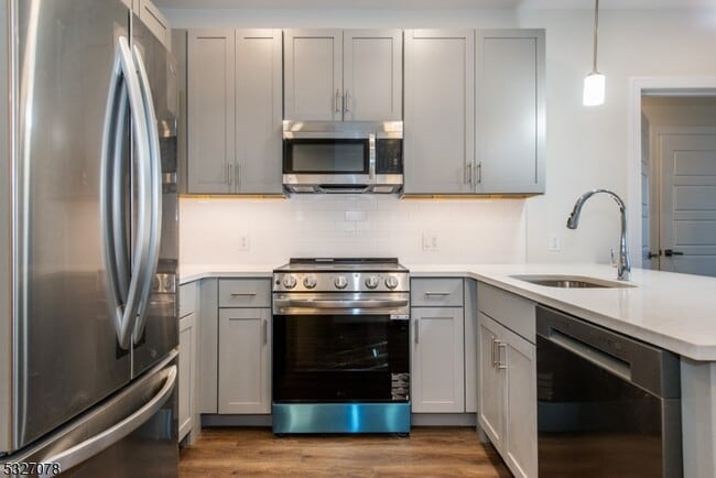 Building Photo - 515 Union Blvd