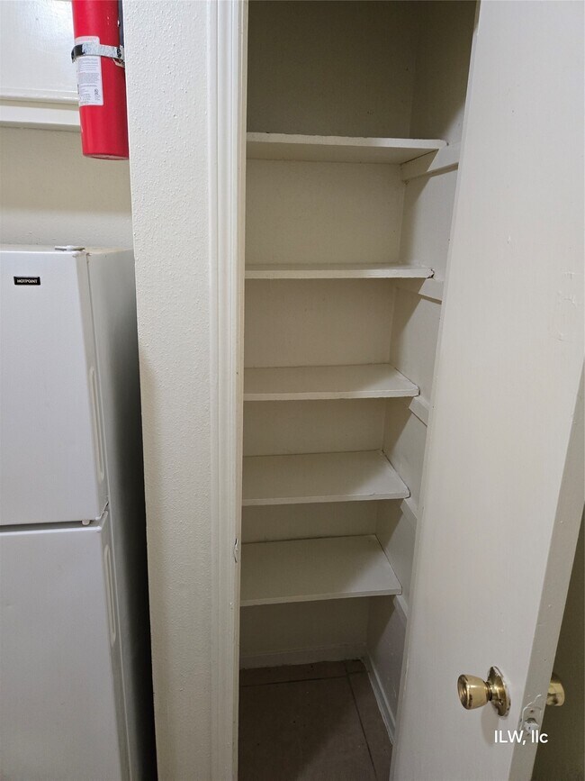 Building Photo - 830 Victoria Dr