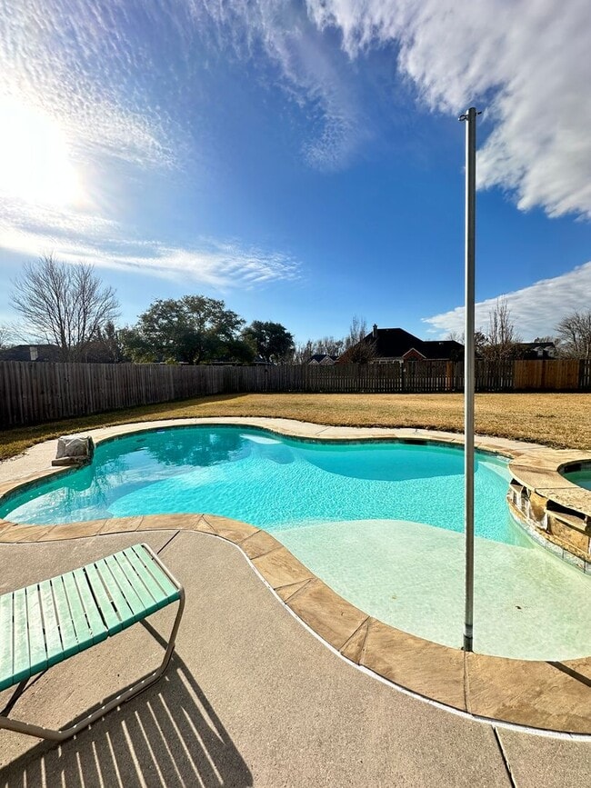 Building Photo - Large Lot Close to to Barksdale Air Force Base w/POOL!!