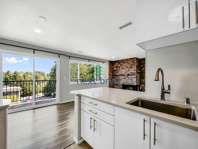 Building Photo - Charming 2 Beds and 1 Bath Condo Available for Rent!