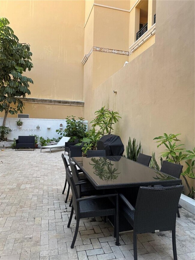 Building Photo - 323 New Mexico St