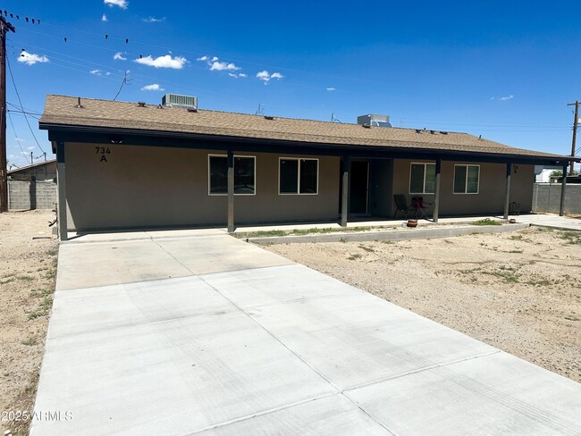 Building Photo - 734 E Hazel Dr
