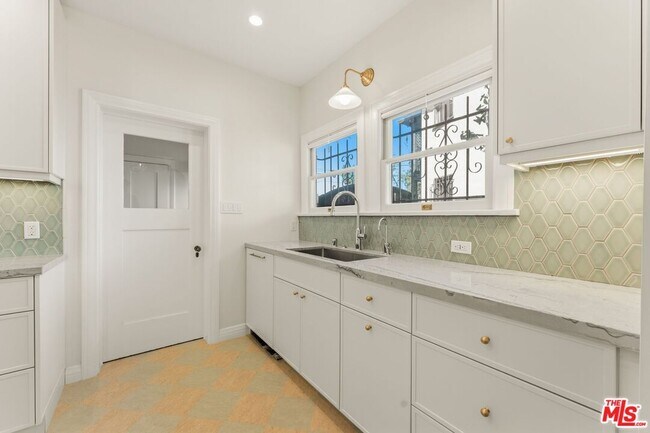 Building Photo - 125 N Orange Dr