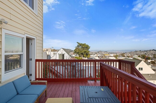 Building Photo - UPDATED LARGE BRIGHT 1800sf 3BR/2BA/1GR In...