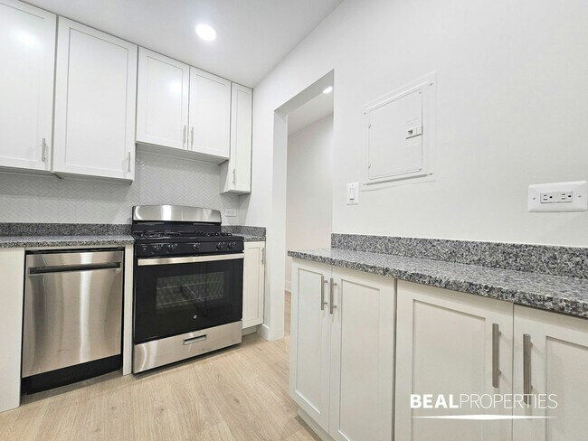 Building Photo - 698 Elm Pl