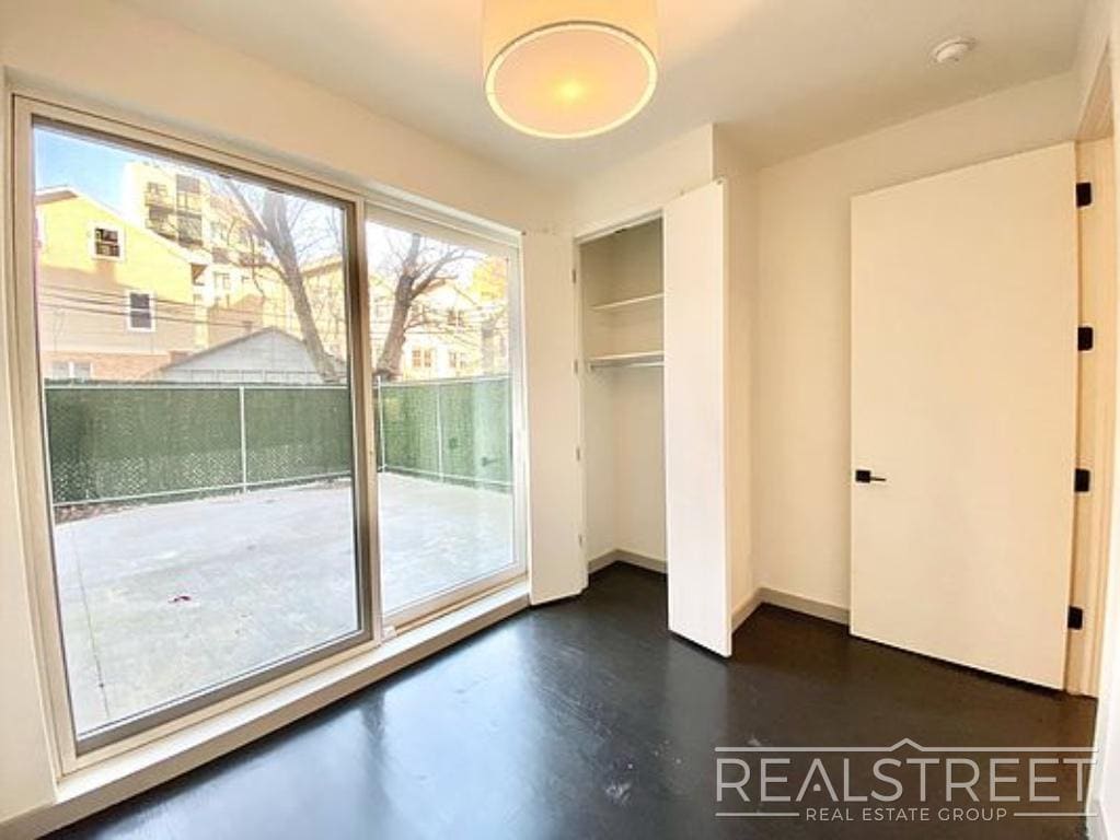Building Photo - Gorgeous New 3 Bed 1.5 Bath Near Prospect ...