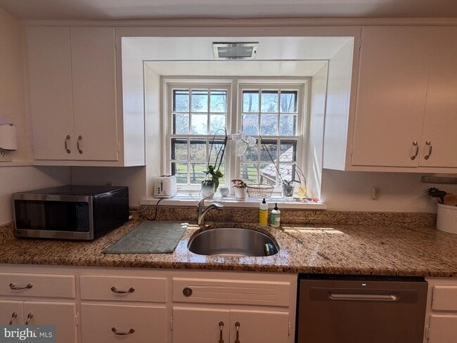 Building Photo - 74 Black Rock Rd