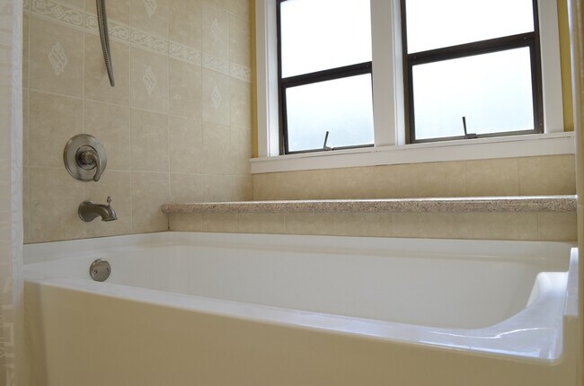 Building Photo - Spacious Somerset Home Near Top Schools an...