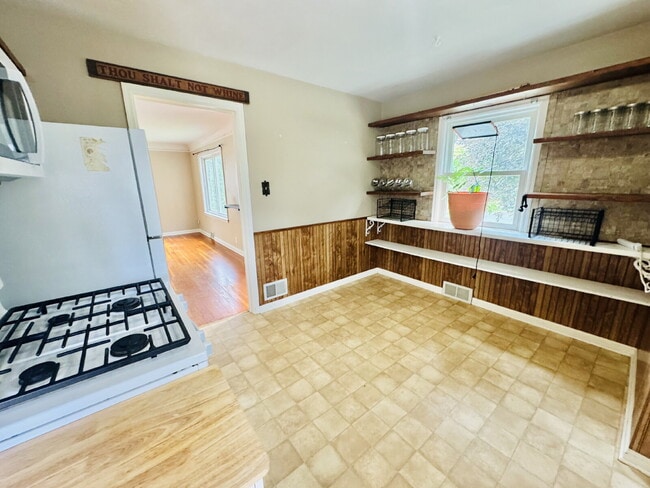 Building Photo - Charming 4-Bed Home with Gleaming Hardwood Floors, fully fenced backyard - 1500 Sq Ft in Minneapo...
