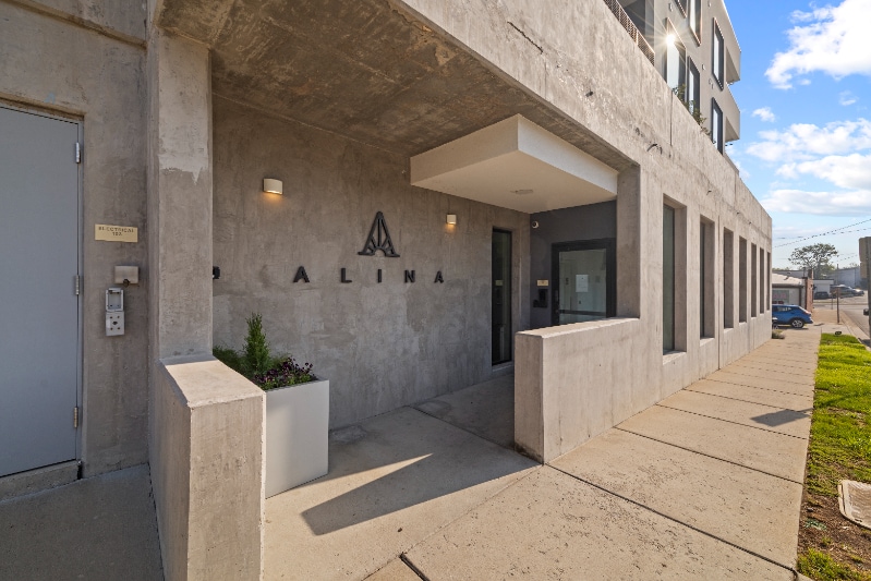 Building Photo - 806 Olympic St