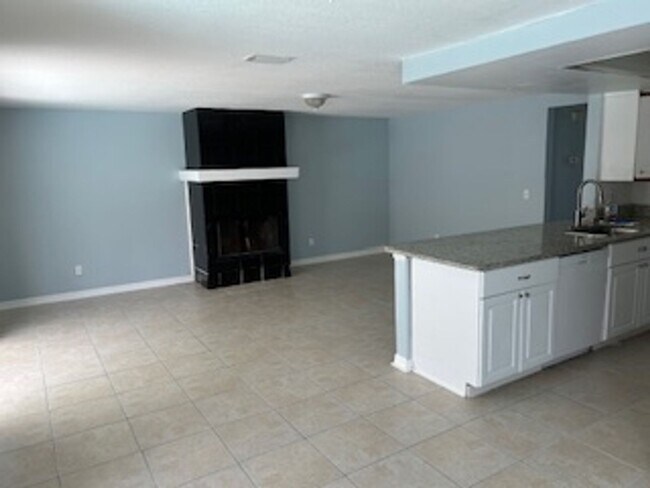 Building Photo - Beautiful 3 bedroom, 2 bath pool home in a...