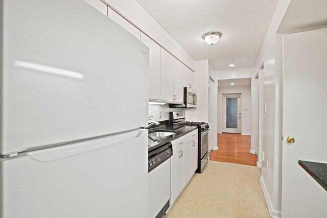 Building Photo - Wonderful Woodley 1 Bedroom with Parking
