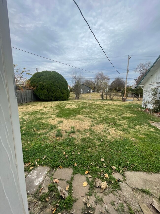 Building Photo - 808 E Oak St