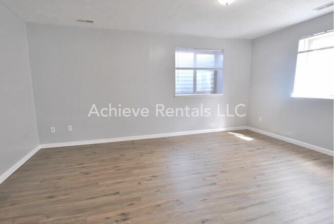 Building Photo - 564 800 E
