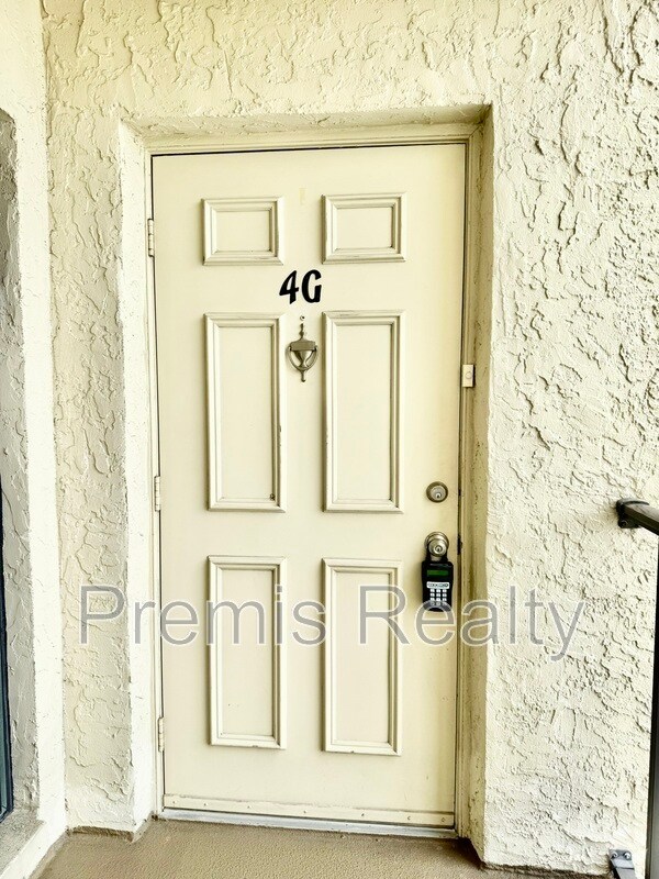 Building Photo - 2800 Cove Cay Dr